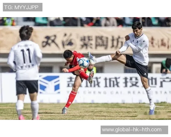 寒风中的激情对决冬天足球比赛带来的热血与团结